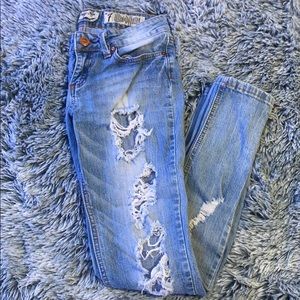❤️ LIGHT WASH DISTRESSED SKINNY JEANS